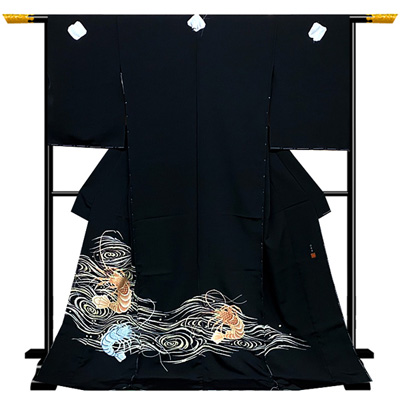 【新着情報】繊細な相良刺繍で表現「将雪英」が手掛けた最高級クラスの逸品黒留袖